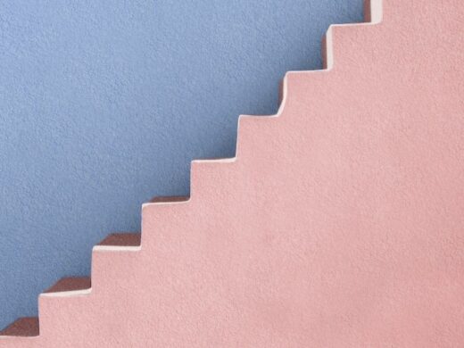 różowe schody na błękitnym tle